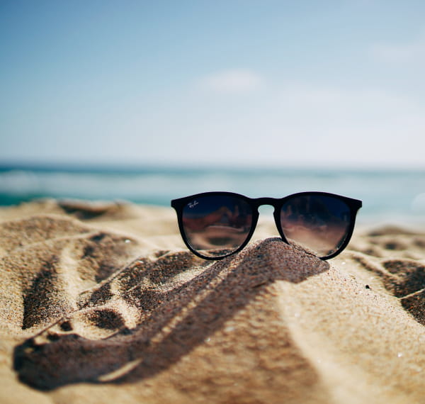 Солнечные очки на пляже